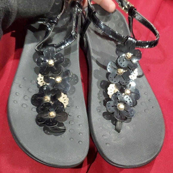 Vionic Black Julie Sandals with Floral T-Strap Design - Picture 8 of 8